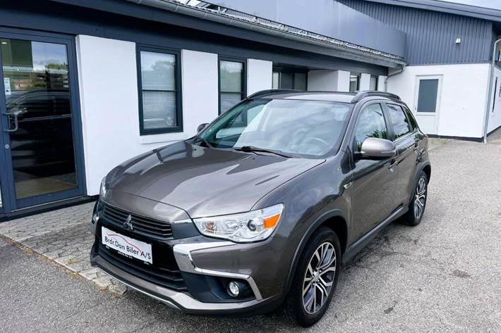 Brun Mitsubishi ASX fra 2017 set udefra