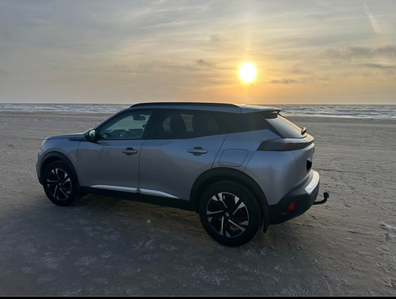 Grå Peugeot 2008 fra 2020