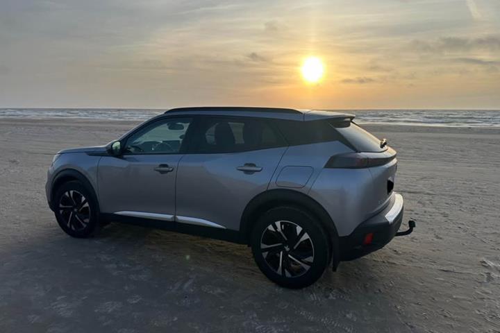 Grå Peugeot 2008 fra 2020
