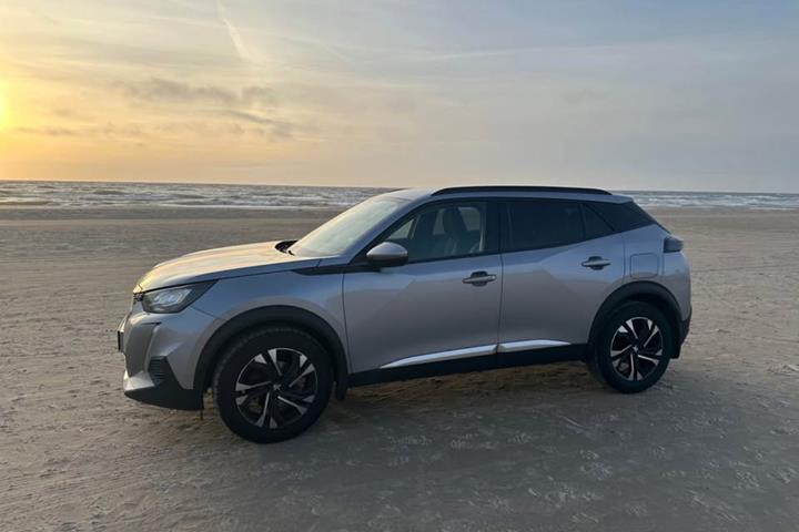 Grå Peugeot 2008 fra 2020