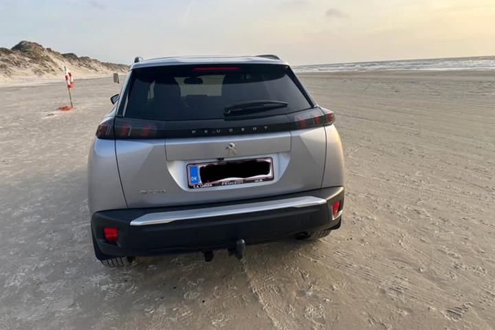 Grå Peugeot 2008 fra 2020