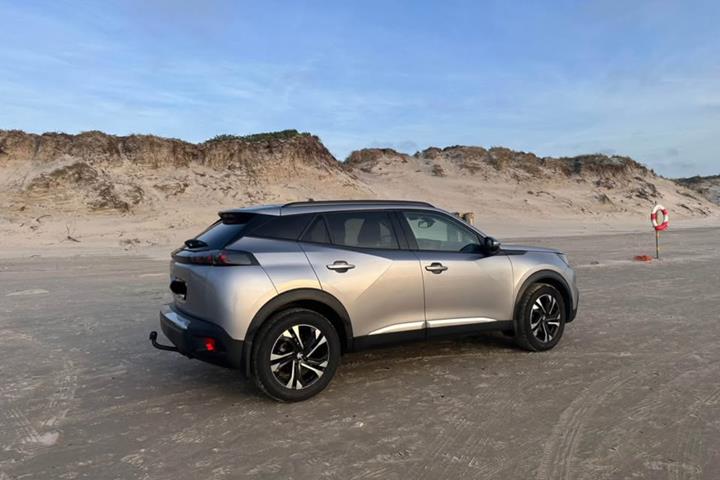 Grå Peugeot 2008 fra 2020