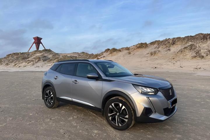 Grå Peugeot 2008 fra 2020