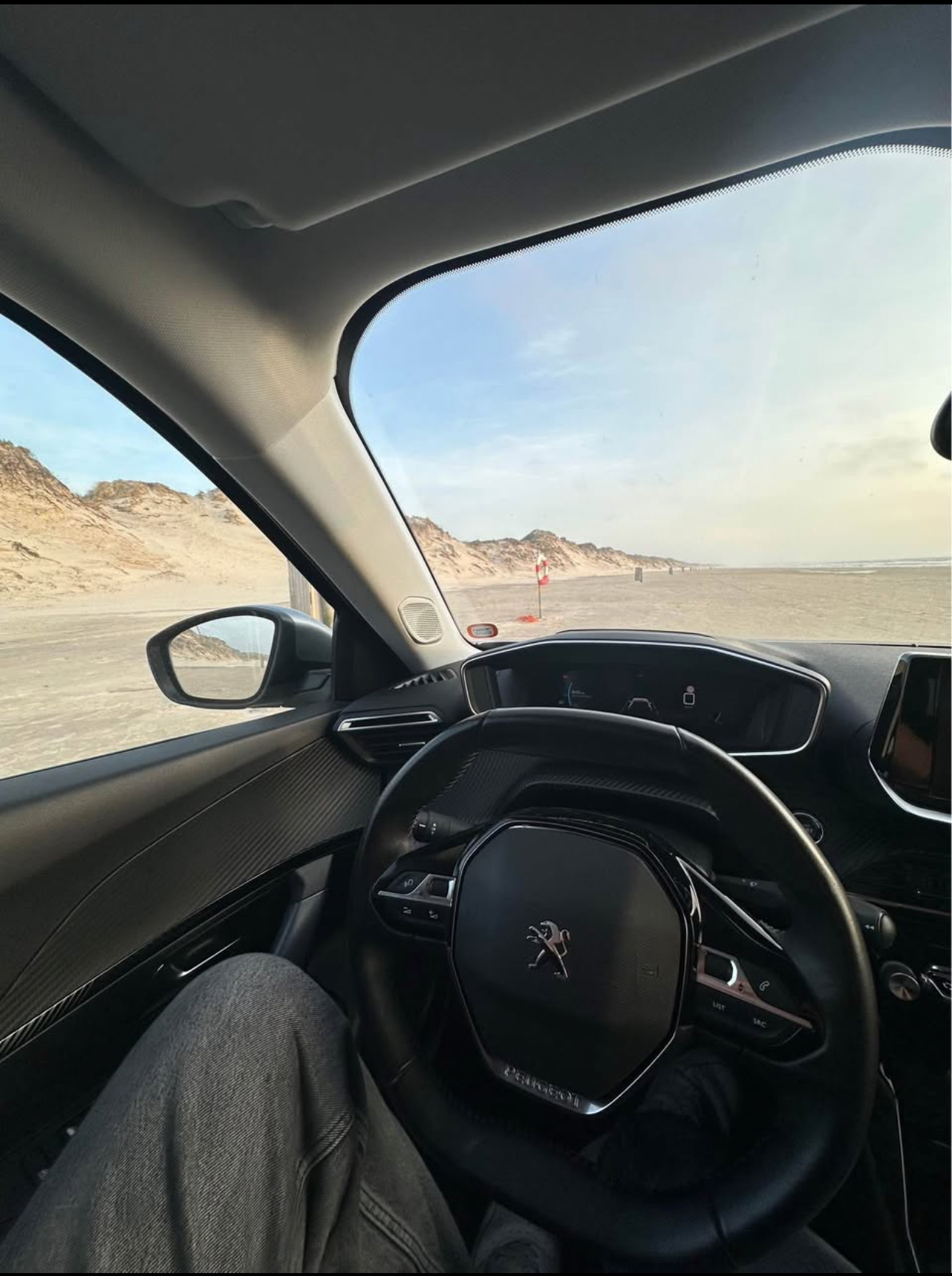 Grå Peugeot 2008 fra 2020