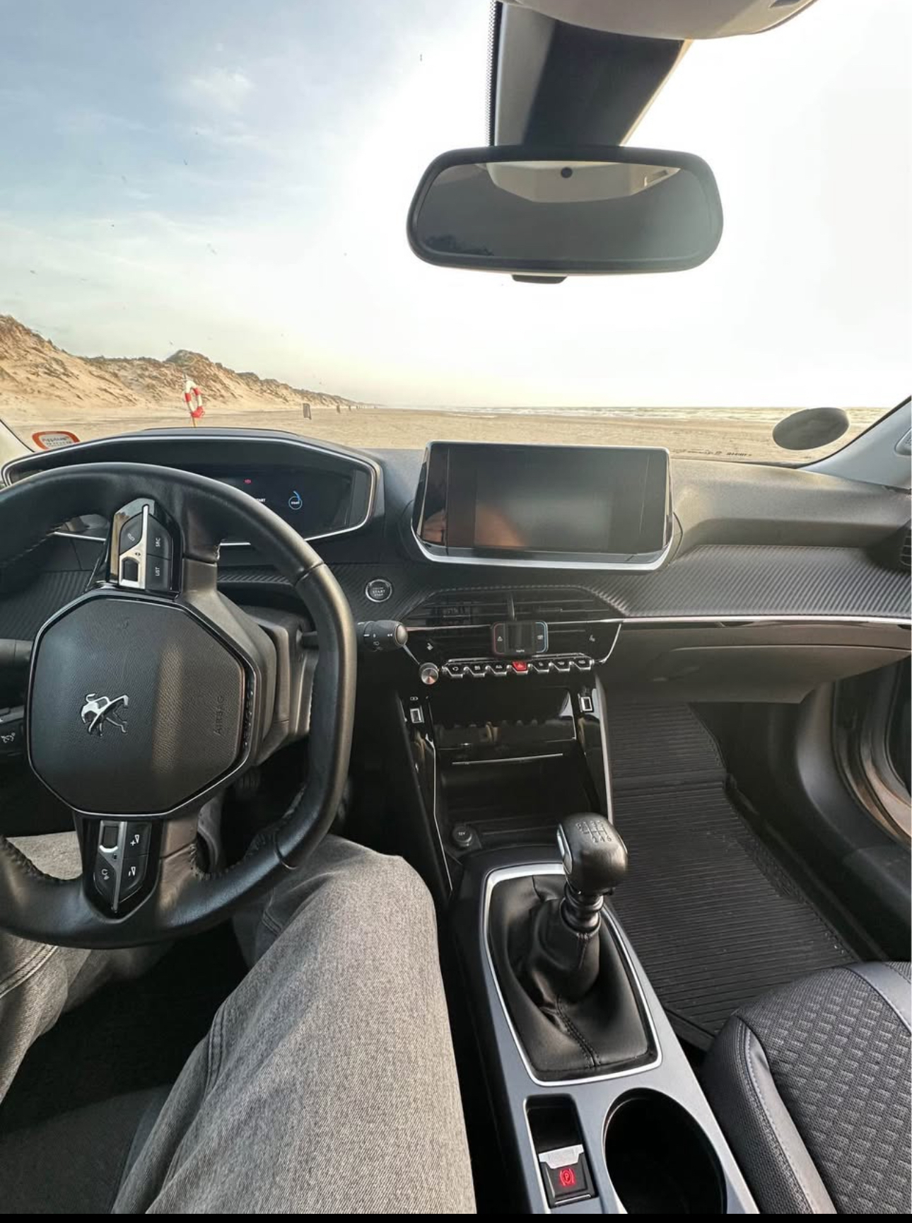 Grå Peugeot 2008 fra 2020