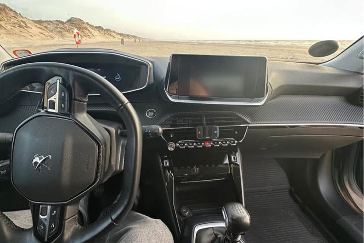 Grå Peugeot 2008 fra 2020