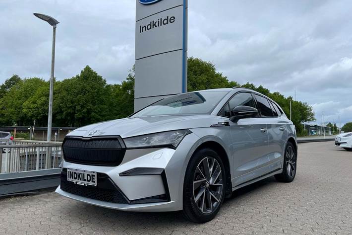 Sølv Skoda Enyaq fra 2022 set udefra