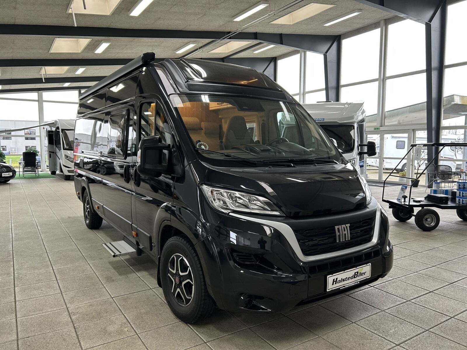 Sort Fiat Hobby fra 2022 set udefra