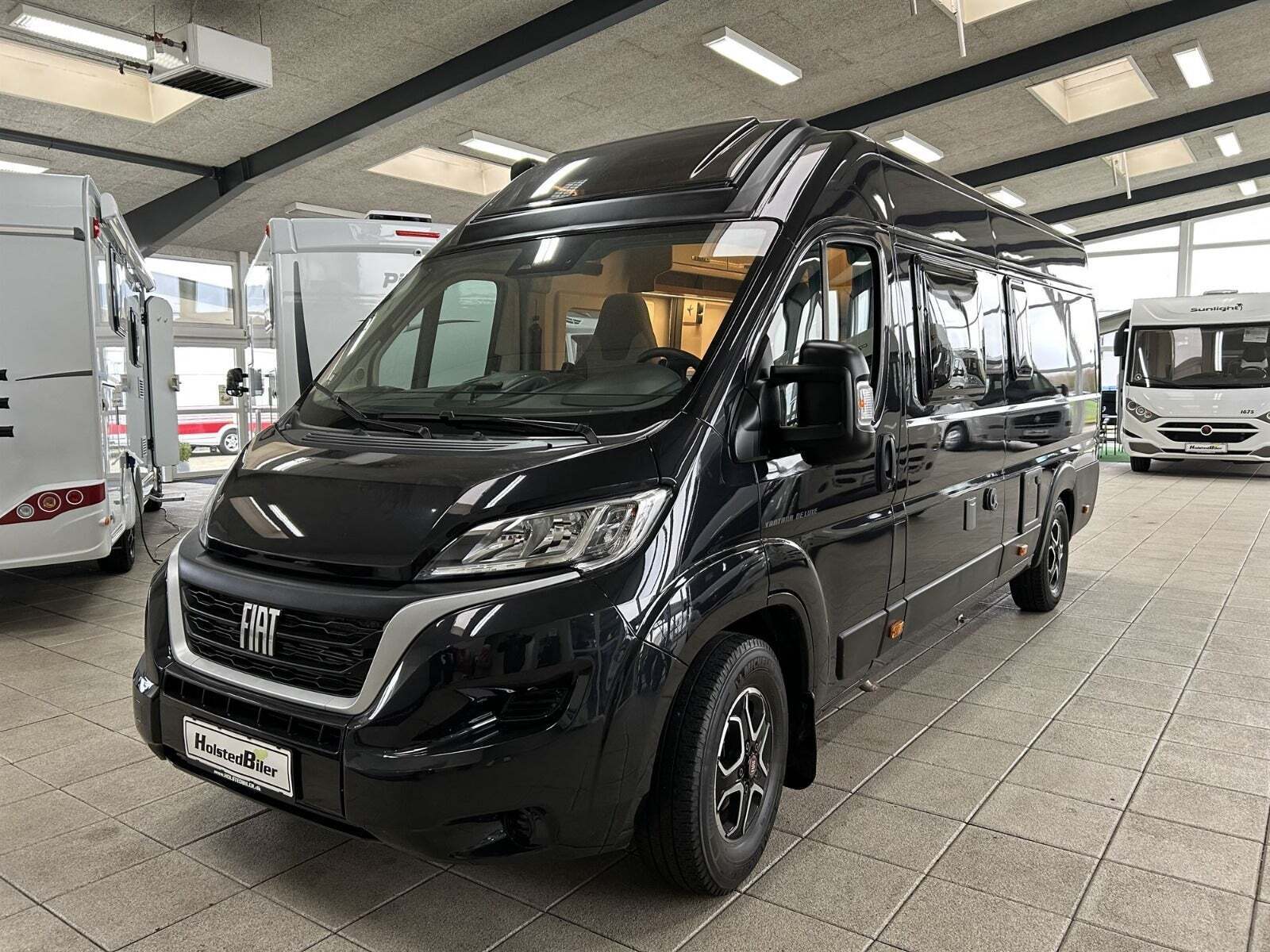 Sort Fiat Hobby fra 2022 set udefra