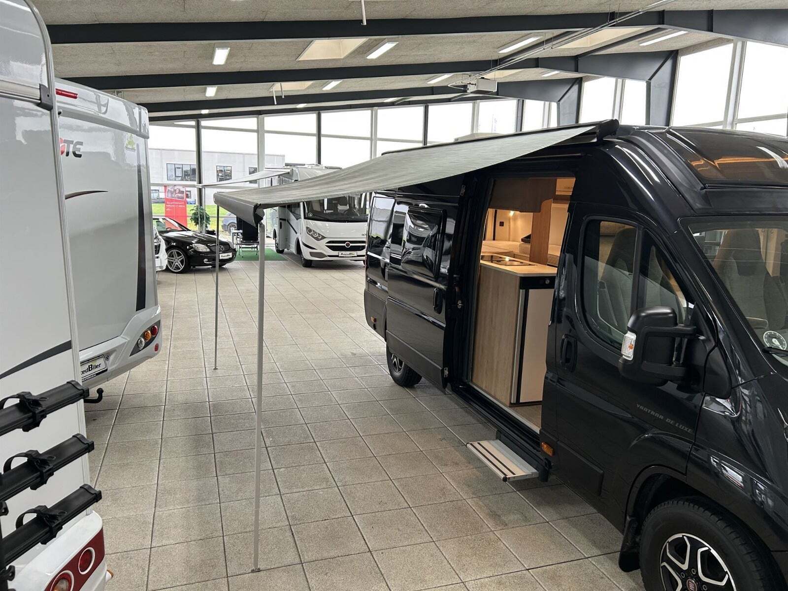 Sort Fiat Hobby fra 2022 set udefra