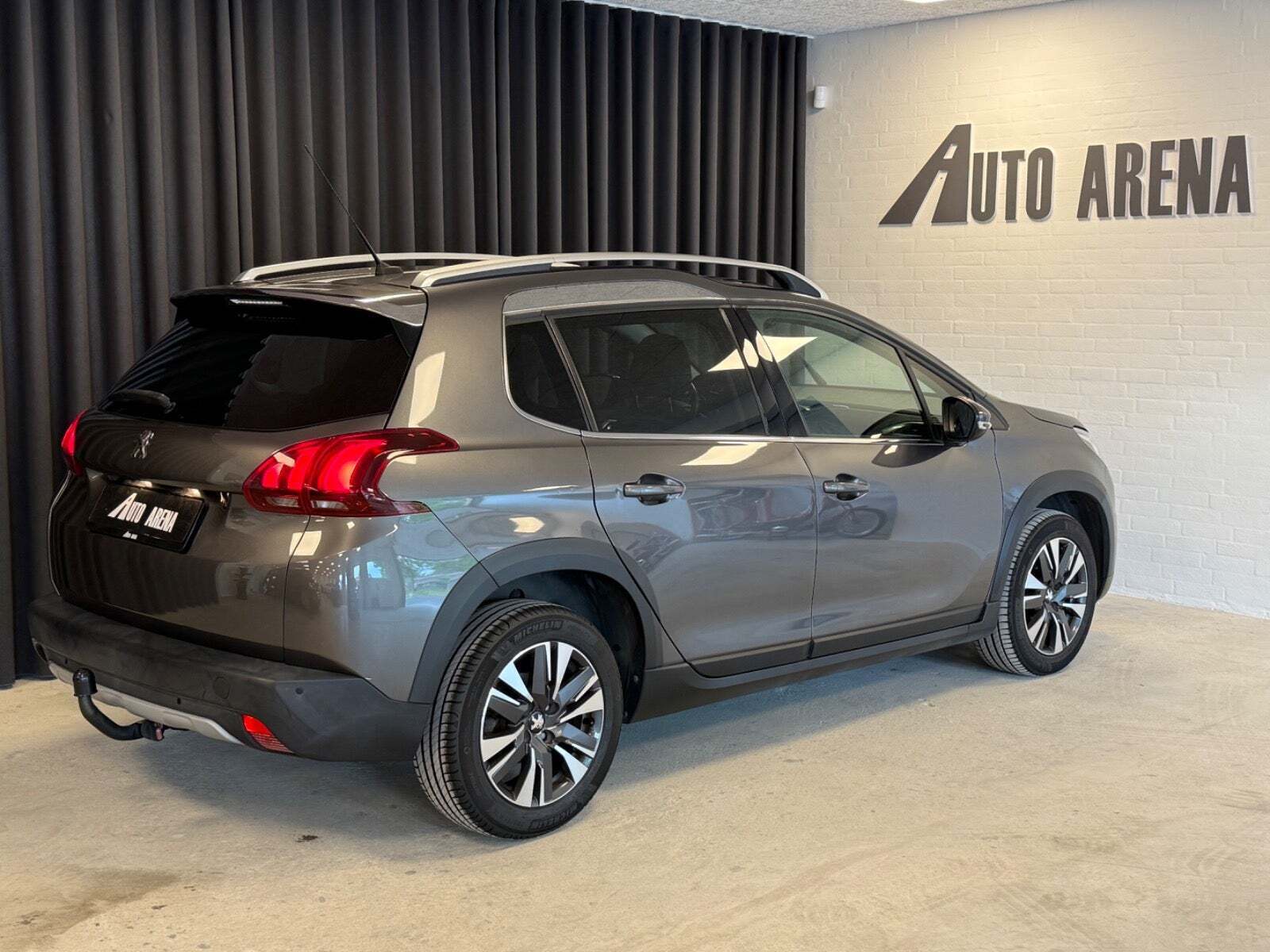 Grå Peugeot 2008 fra 2017