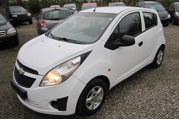 Hvid Chevrolet Spark fra 2011 set udefra