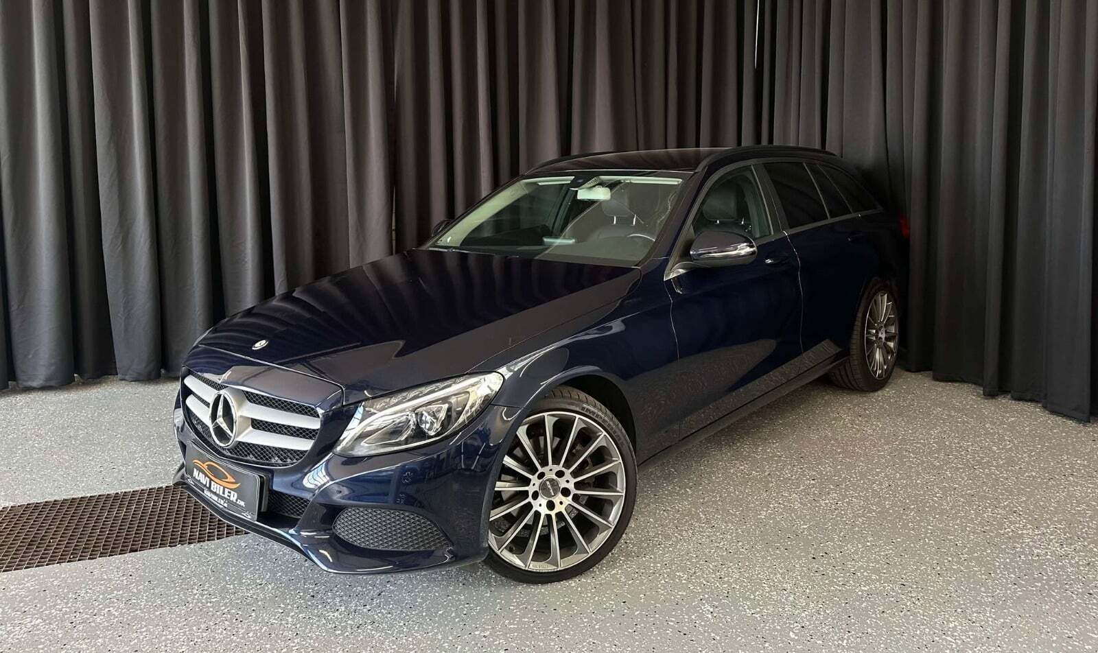 Blå Mercedes C220 d fra 2017