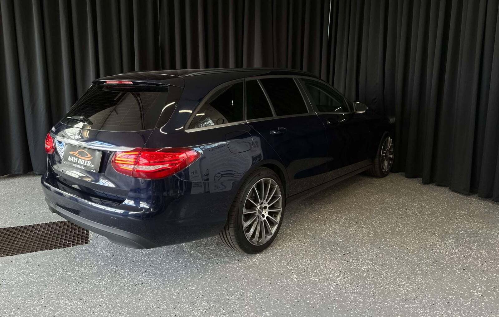 Blå Mercedes C220 d fra 2017