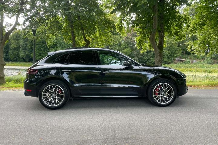 Sort Porsche Macan GTS fra 2016