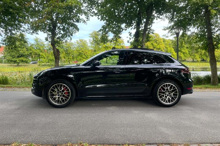 Sort Porsche Macan GTS fra 2016