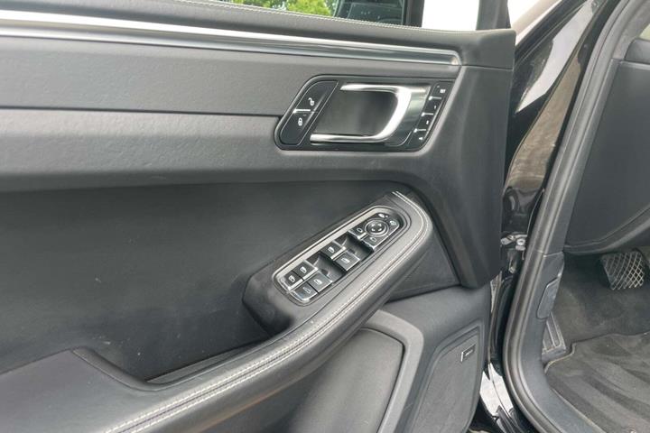 Sort Porsche Macan GTS fra 2016