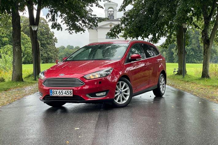 Rød Ford Focus fra 2015 set udefra