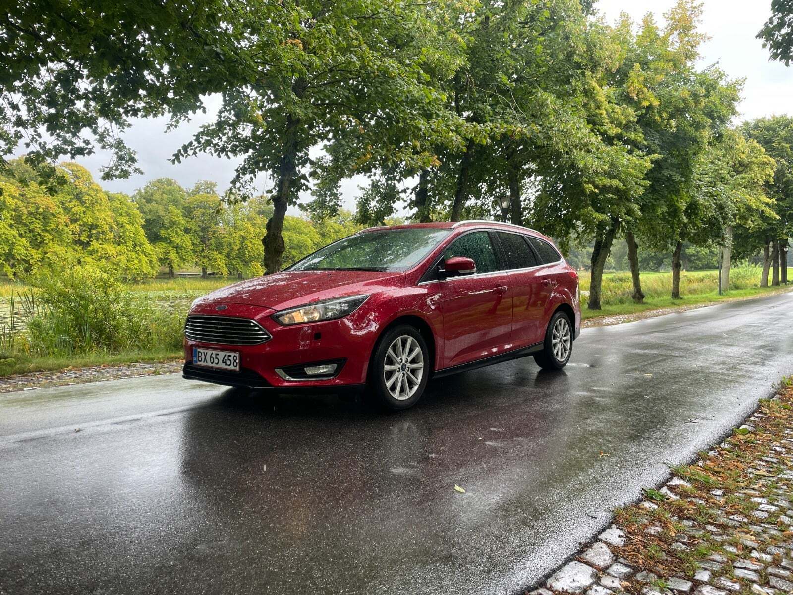 Rød Ford Focus fra 2015