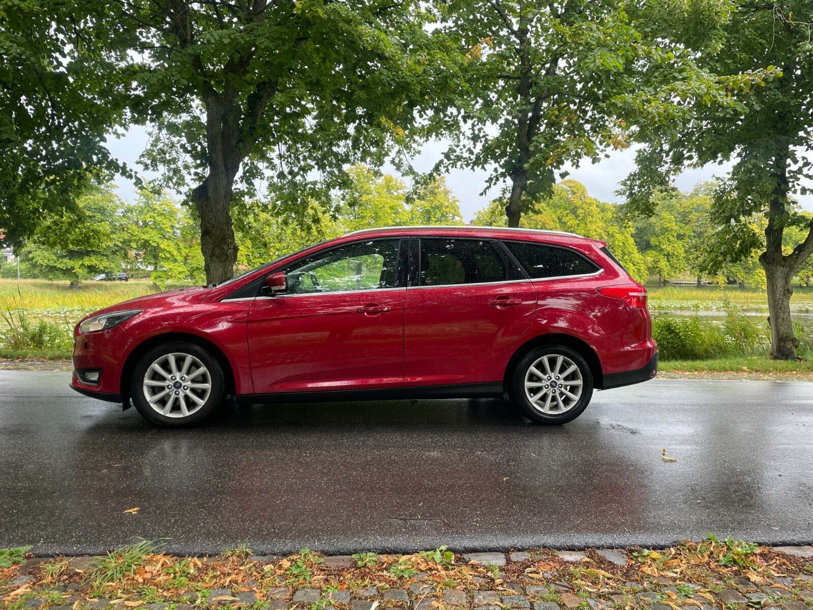 Rød Ford Focus fra 2015