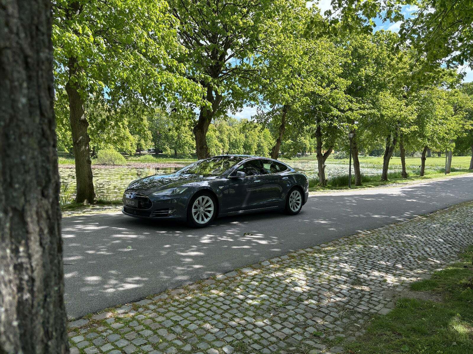 Grå Tesla Model S fra 2016