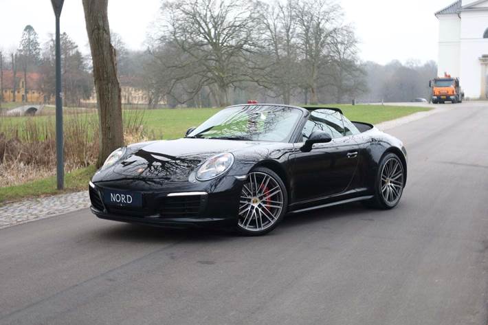 Sort Porsche 911 Carrera 4S fra 2018