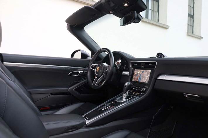 Sort Porsche 911 Carrera 4S fra 2018