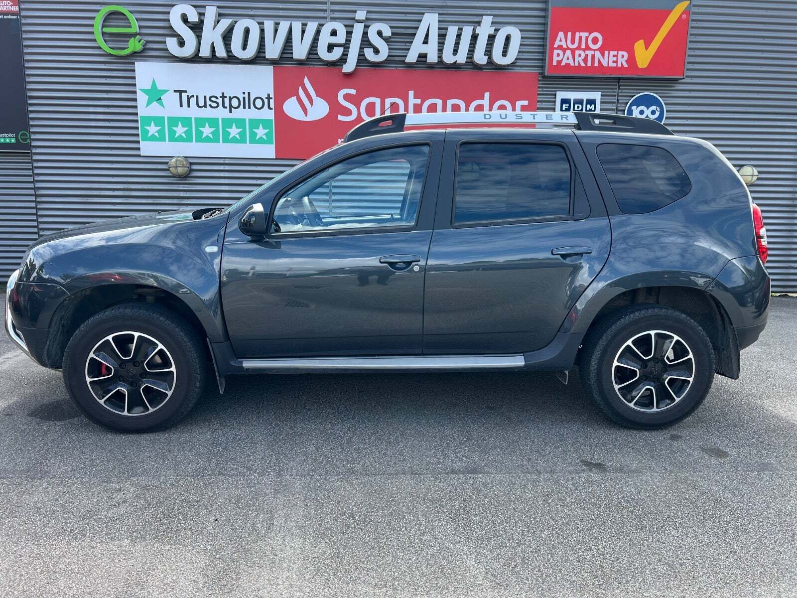 Grå Dacia Duster fra 2017