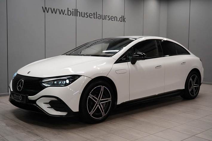 Hvid Mercedes EQE350 fra 2024 set udefra