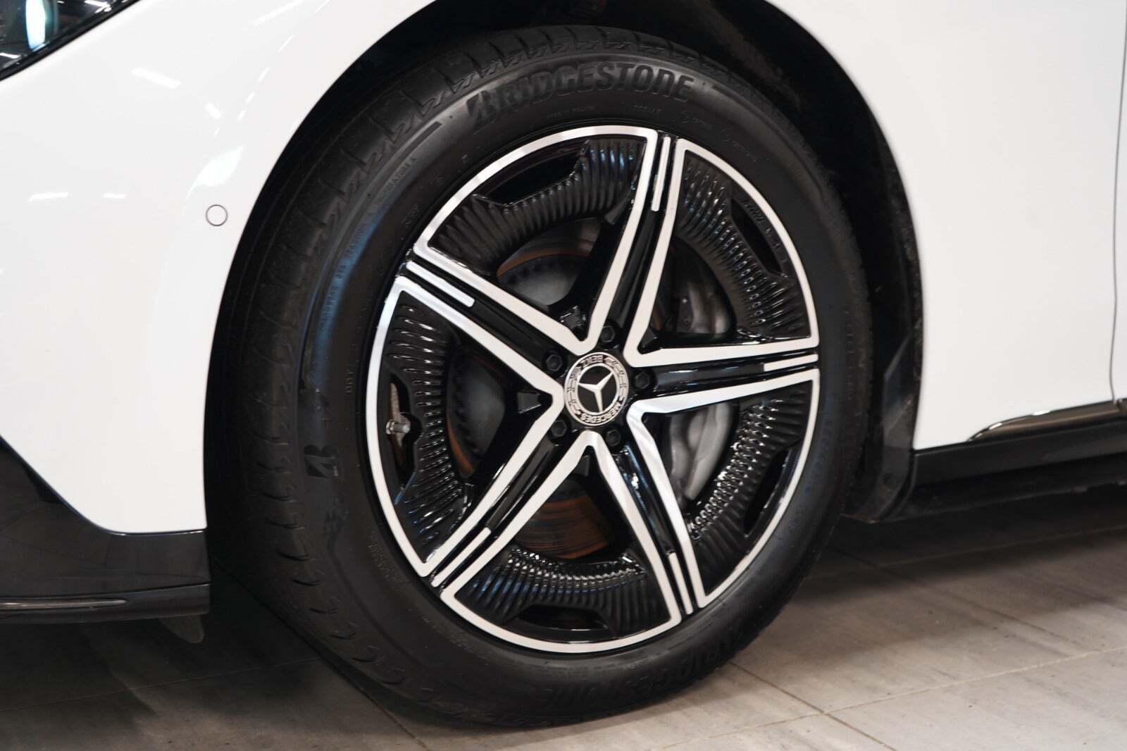 Hvid Mercedes EQE350 fra 2024