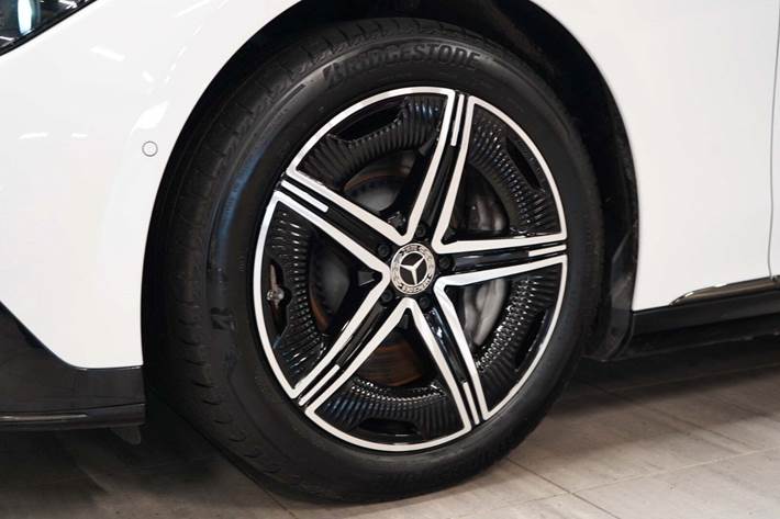 Hvid Mercedes EQE350 fra 2024