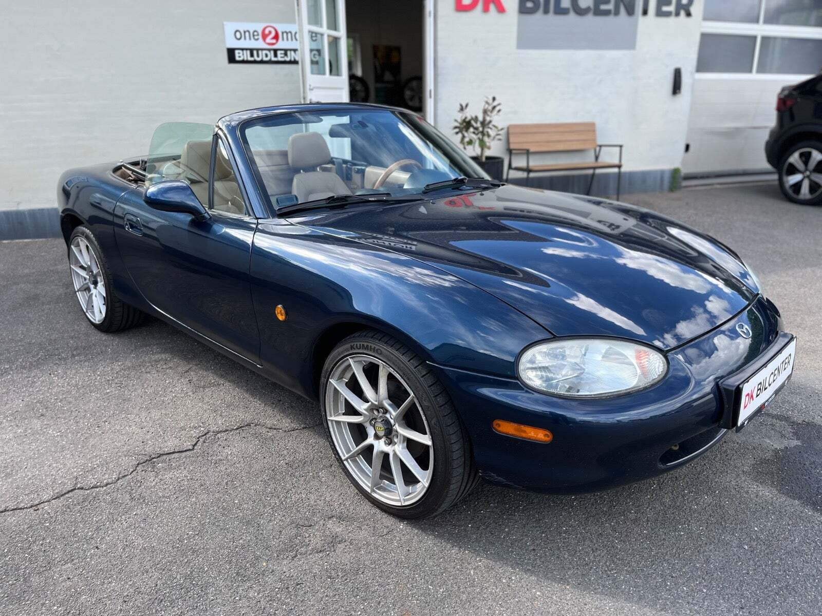 Blå Mazda MX-5 fra 1999