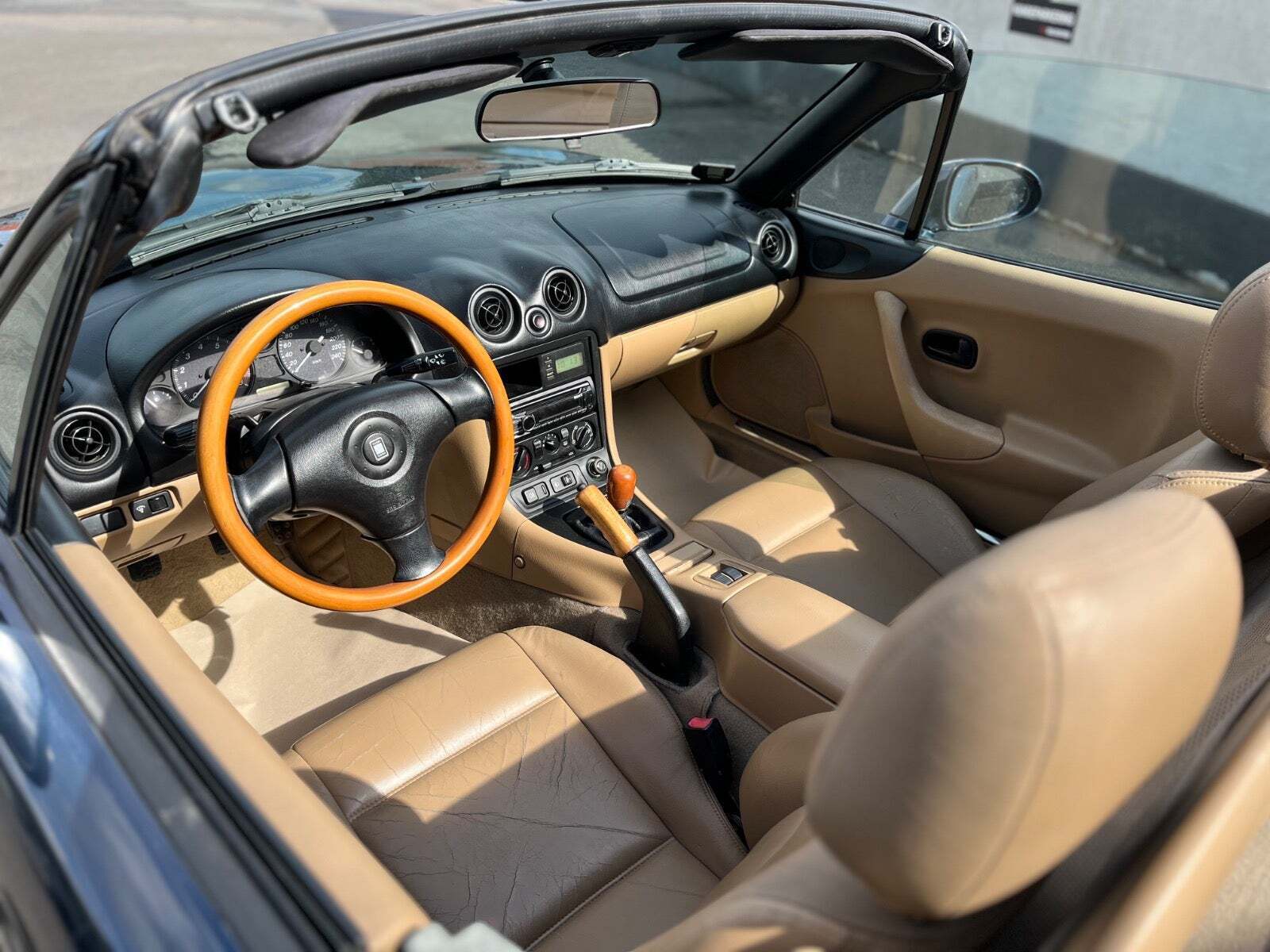 Blå Mazda MX-5 fra 1999