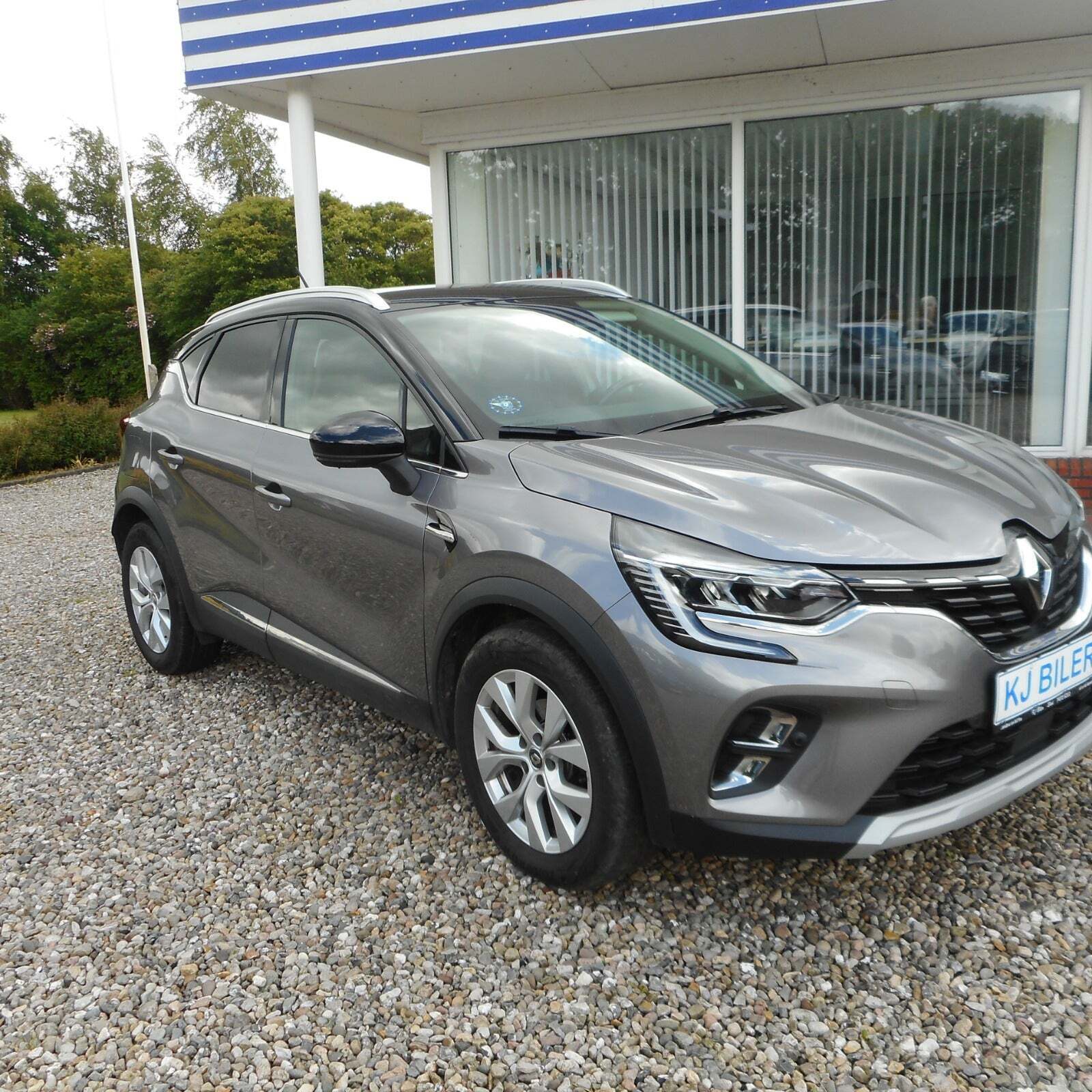 Grå Renault Captur fra 2020