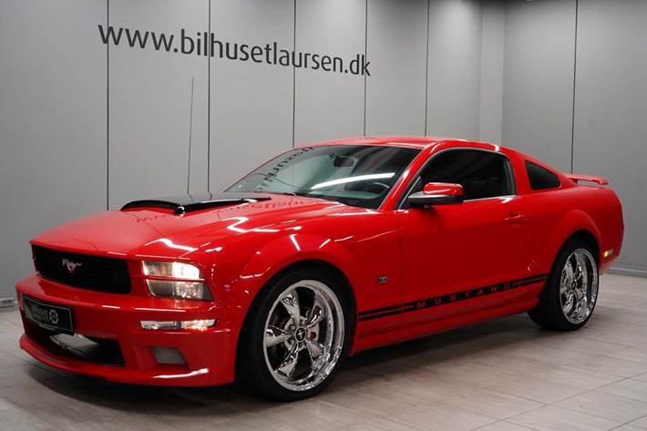 Rød Ford Mustang fra 2005 set udefra