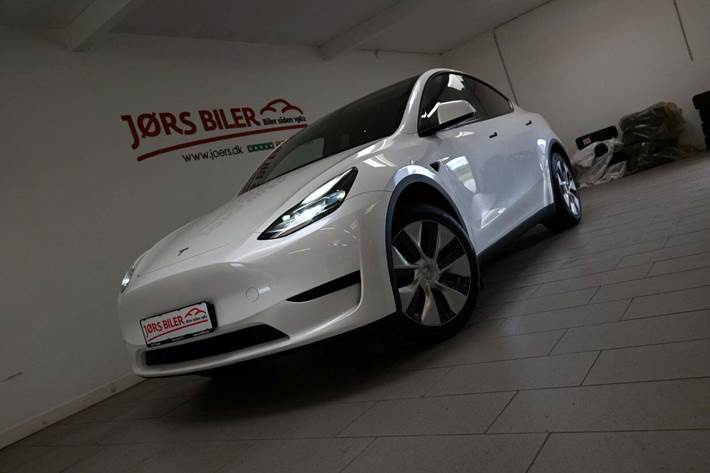 Hvid Tesla Model Y fra 2024 set udefra