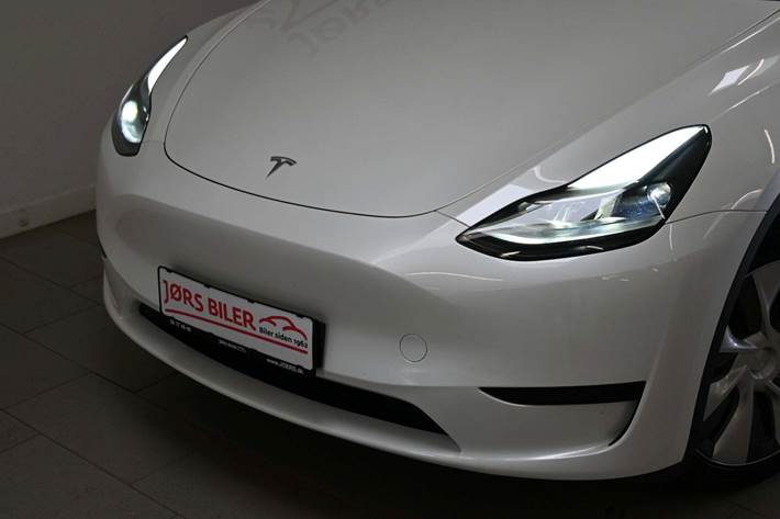 Hvid Tesla Model Y fra 2024