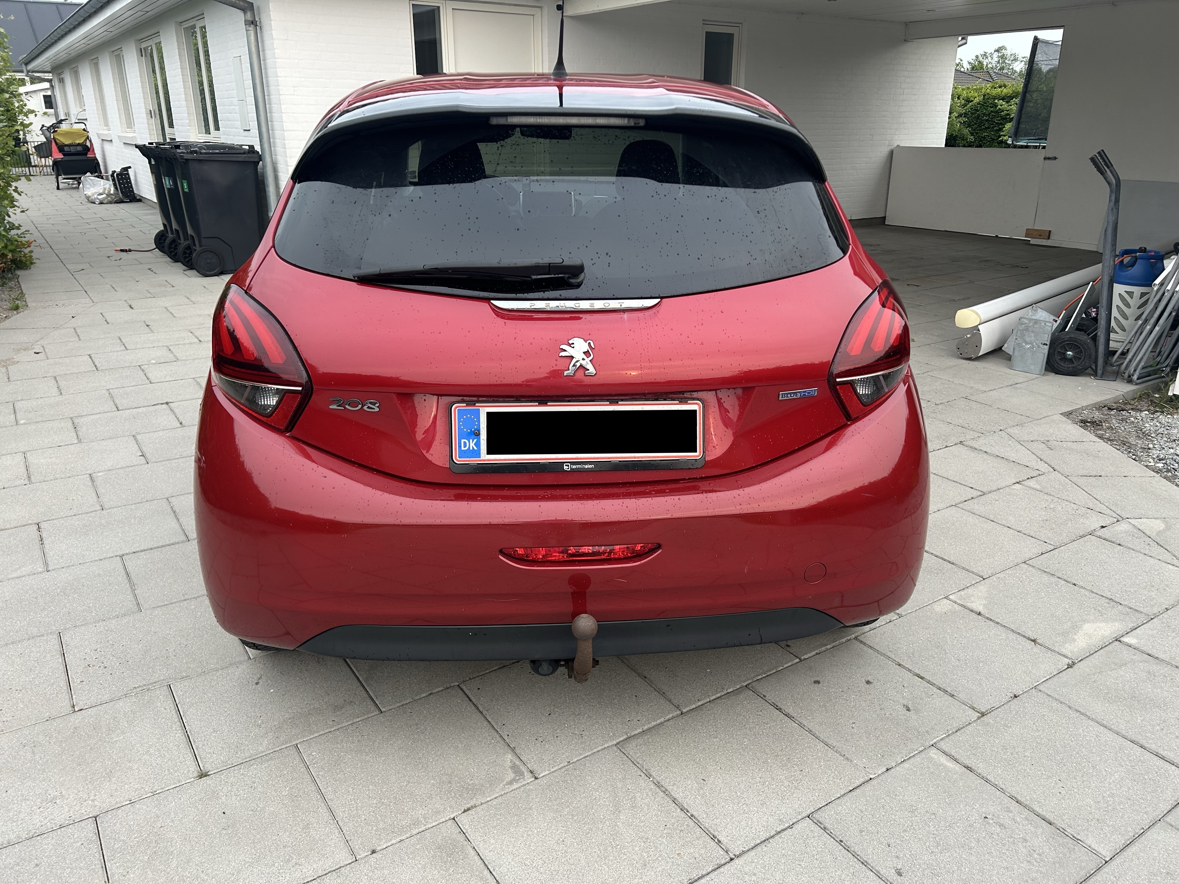 Rød Peugeot 208 fra 2016