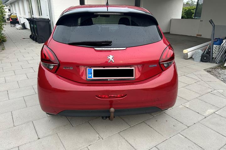 Rød Peugeot 208 fra 2016