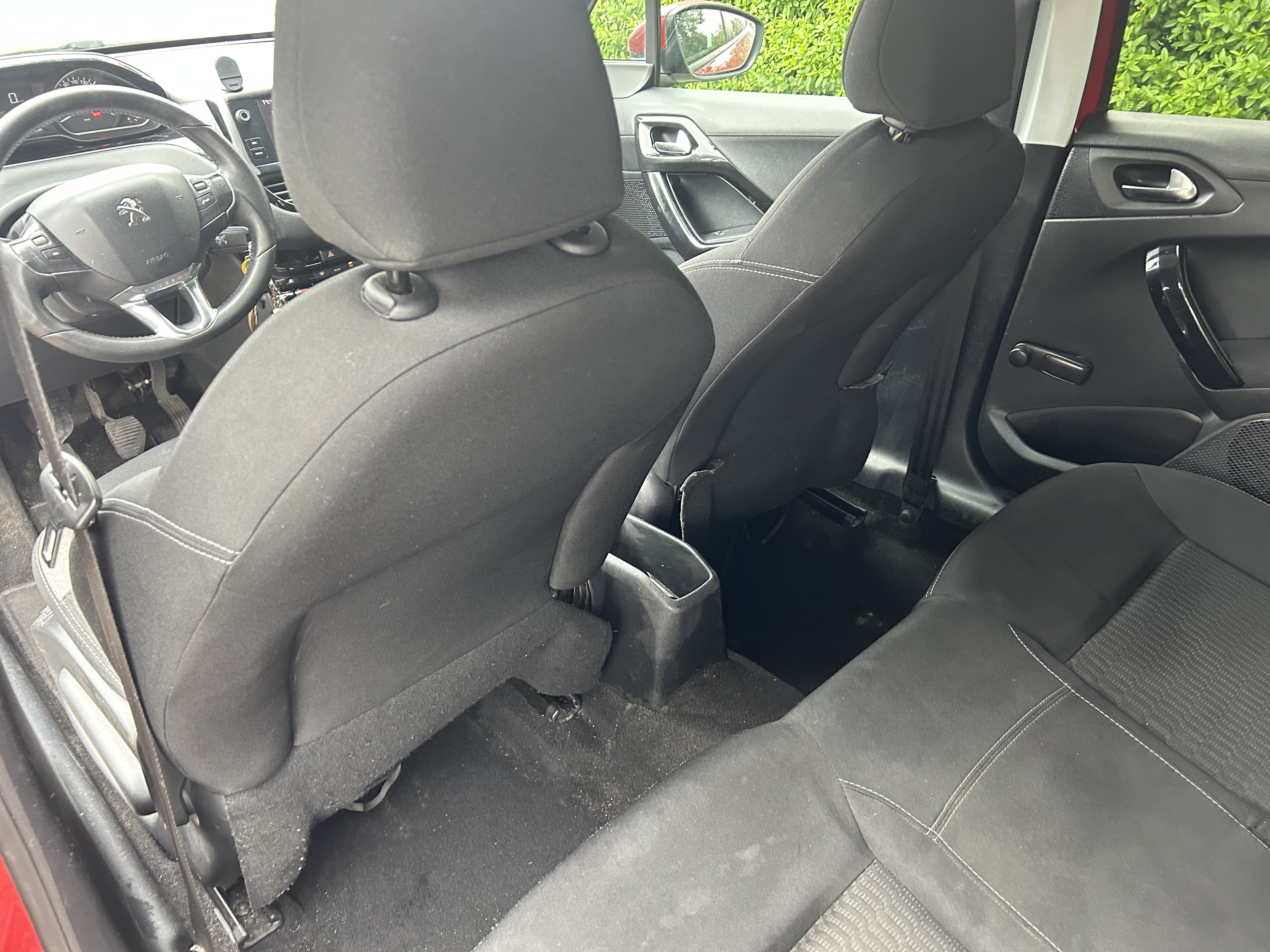 Rød Peugeot 208 fra 2016