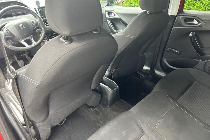 Rød Peugeot 208 fra 2016