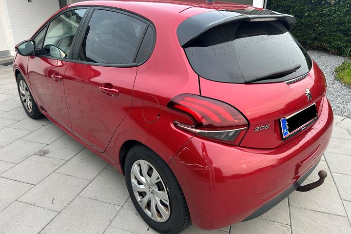 Rød Peugeot 208 fra 2016