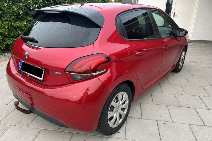 Rød Peugeot 208 fra 2016