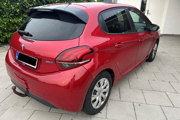 Rød Peugeot 208 fra 2016
