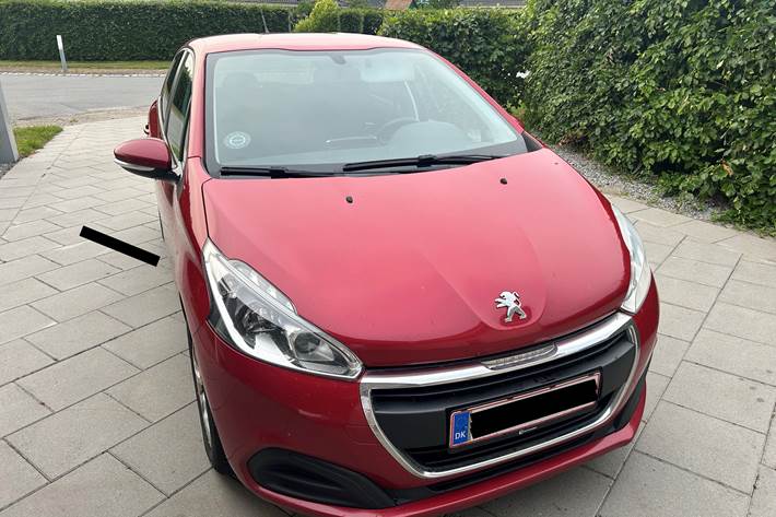 Rød Peugeot 208 fra 2016