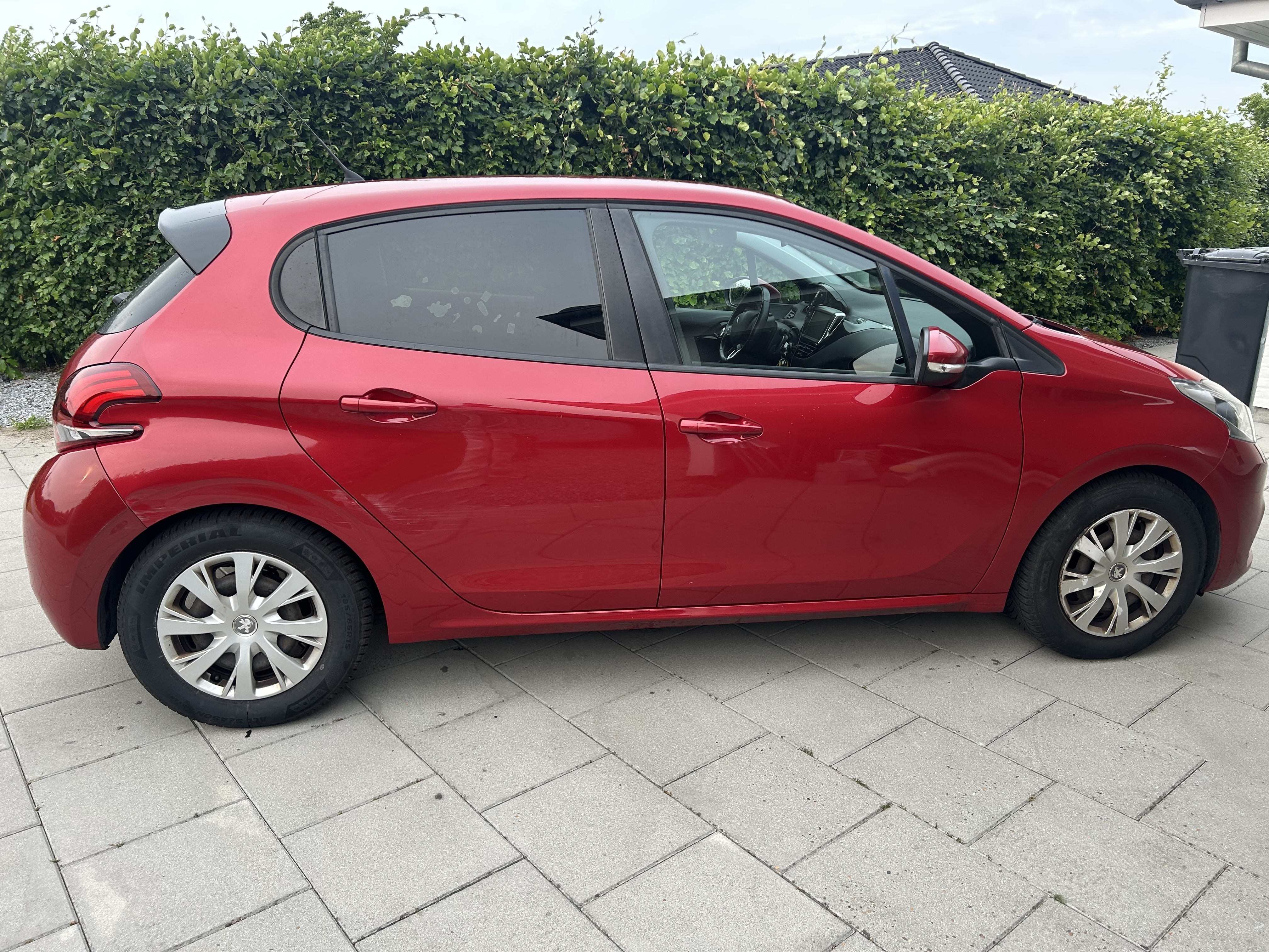 Rød Peugeot 208 fra 2016