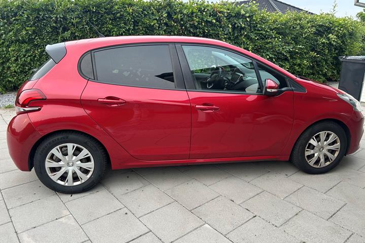 Rød Peugeot 208 fra 2016