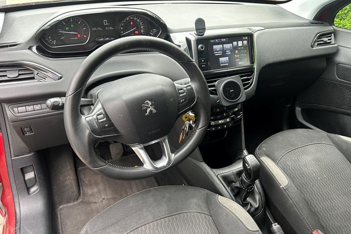 Rød Peugeot 208 fra 2016