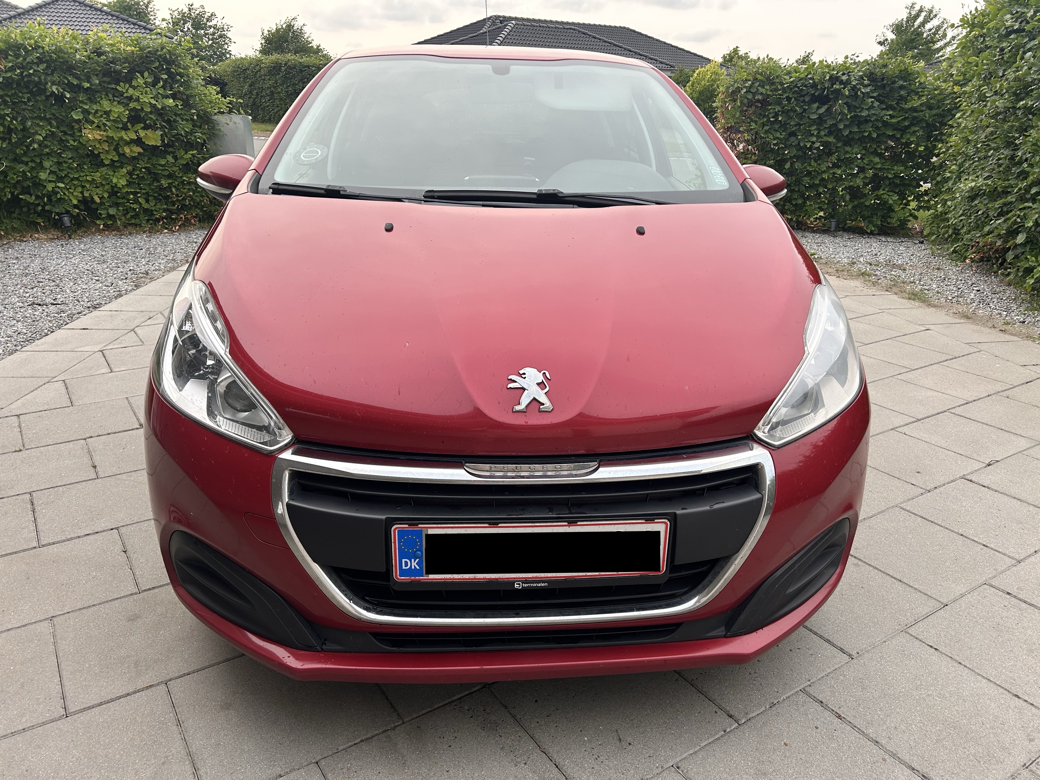 Rød Peugeot 208 fra 2016