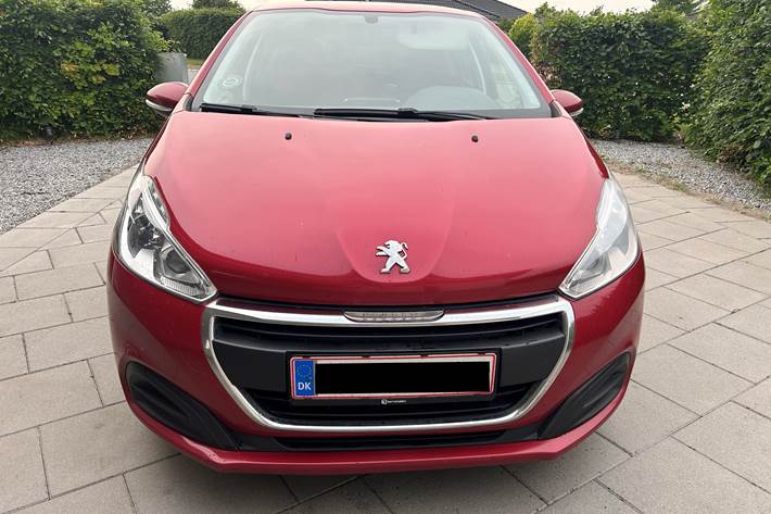 Rød Peugeot 208 fra 2016